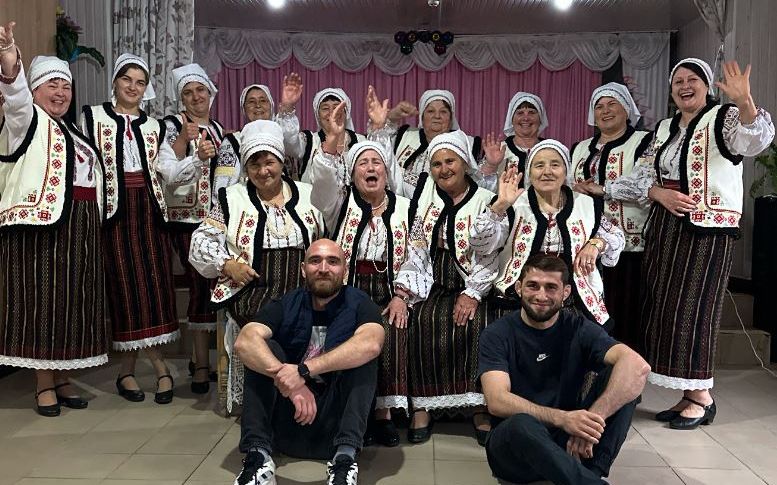 S-a lansat videoclipul piesei „Dă-mă mamă după Iura”, care a devenit virală pe TikTok. „M-am uitat de 5 ori la rând cu zâmbetul pe buze. Foarte fain!”